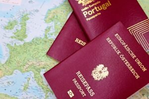 Dünya haritası üzerinde pasaportlar, vize başvurusu ve uluslararası seyahat