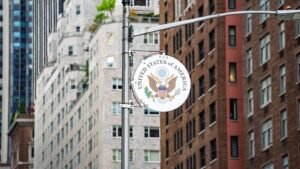 ABD Dışişleri Bakanlığı armasını taşıyan Amerika Birleşik Devletleri diplomatik misyon tabelası